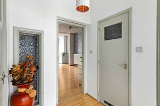 <p>Op een bruisende locatie, midden in een buurt die volop in beweging is, wacht dit verrassend appartement van 87 m² op een nieuwe eigenaar met een beetje visie. Geen zorgen: de basis zit alvast goed.</p>
<p>De leefruimte is aangenaam ruim en geniet van veel natuurlijk licht.<br />De keuken en badkamer? Die verdienen een update. Maar dat is tegelijk ook het mooie: je hoeft geen compromissen te sluiten met de keuzes van iemand anders. Hier creëer je jouw eigen stijl.</p>
<p>Achteraan bevinden zich twee slaapkamers. Geen voorbijrijdend verkeer, wel een plek waar je 's morgens net iets langer blijft liggen. Eén van de kamers kreeg bovendien een praktische mezzanine, ideaal als extra slaapruimte of slimme opbergruimte. Een klein detail dat verrassend veel mogelijkheden biedt.</p>
<p>Ook op technisch vlak zijn er al heel wat zaken aangepakt. Zo geniet je van een <strong>EPC B (122)</strong>, dubbele beglazing (2015), een condensatieketel, een dak dat voldoet aan de norm van 2020, gedeeltelijk vernieuwde elektriciteit en lage gemeenschappelijke kosten. En dat zijn precies de investeringen die je liever niet zelf meer hoeft te doen.</p>
<p>En dan is er natuurlijk nog de ligging. De Van Arteveldestraat bevindt zich in een buurt die de voorbije jaren sterk is geëvolueerd. Hippe koffiebars, winkels, openbaar vervoer en het historische centrum liggen allemaal binnen handbereik.</p>
<p><strong>Troeven</strong></p>
<p>- Leefruimte met veel lichtinval<br />- Goede indeling<br />- EPC B (122)<br />- Dubbele beglazing (2015)<br />- Condensatieketel<br />- Gedeeltelijk vernieuwde elektriciteit<br />- Dak conform norm 2020<br />- Lage gemeenschappelijke kosten<br /><br />Wg, Gvkr, Vv, Gmo, Geen overstromingsgevoelig gebied, geen worg</p>