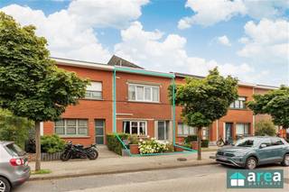 <p><span>Woning (104m²) met 3 slpk, zonnepanelen en airco in Wilrijk</span></p><p><span> </span></p><p><span>Ligging: Deze woning bevindt zich in centrum Wilrijk nl. De Bist, op wandelafstand van winkels, openbaar vervoer en parken, denk maar aan Steytelinck en Park van Eden. Hier heb je een ideale verbinding met het centrum van Antwerpen en vlakbij de opritten E19 & A12.</span></p><p><span> </span></p><p><span> </span></p><p><span>Indeling: </span></p><p><span>We betreden de woning via de inkomhal (7,5 m²) die meteen toegang geeft tot de royale leef- en eetruimte (34 m²), die door de grote raampartijen geniet van bijzonder veel natuurlijk lichtinval. Doorlopend bevindt zich de functioneel ingerichte keuken (5 m²). Aansluitend aan de keuken stappen we in de veranda (12 m²), die een mooi uitzicht biedt op de groene, oostgerichte tuin (106 m²).<br />De praktische badkamer (7 m²) op het gelijkvloers is voorzien van een bad, een toilet en een lavabo met handige kastruimte. </span></p><p><span><br />Via de nachthal (2,5 m²) op de eerste verdieping bereiken we de drie ruime slaapkamers van respectievelijk 18 m², 12 m² en 6 m². </span></p><p><span> </span></p><p><span>Deze woning beschikt verder over extra comfort dankzij elektrische rolluiken, airco (3 units), 12 zonnepanelen en 2 thuisbatterijen van elk 5 kW. </span></p><p><span> </span></p><p><span> </span></p><p><span>Troeven:<br />- Grote tuin</span></p><p><span>- EPC C: 224 kWh/m² jaar</span></p><p><span>- 12 zonnepanelen & 2 thuis batterijen</span></p><p><span>- Dak geïsoleerd & Airco</span></p><p><span> </span></p><p><span>Voor meer informatie kan u terecht bij Area Partners: Info@area.be of 03/284.60.60</span></p><p><span> </span></p><p><span> </span></p>
