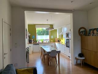 Onze woning ligt op fietsafstand van het station, centrum Leuven en op wandelafstand van de Delhaize (met gratis parkeerplaats en toegang tot de tuin). Met een hoge mobiscore van 9,2 zijn scholen, bakker, abdij van Vlierbeek, groene wandel/fietsomgeving, sportterrein, provinciaal domein, bibliotheek en apotheek vlot bereikbaar. De NW oriëntatie maakt het huis koel in de zomer en warm in de winter, hierdoor is het er in alle seizoenen aangenaam vertoeven.
EPC en Elektriciteit:
een recente renovatie van het dak (feb/26) zorgt voor een EPC C en dus geen renovatieplicht. Elektriciteit is ook conform.
Gelijkvloers: Je komt de woning binnen via een handige inkomhal met voldoende ruimte voor fietsen. De leefruimte is erg praktisch en sfeervol ingedeeld. De open keuken (volledig uitgerust met inductiekookplaat, vaatwasser en grote koelkast) vormt samen met de living het hart van huis. Een deels afgescheiden bureauruimte biedt de ideale plek voor thuiswerk. Verder op het gelijkvloers is er een kelder (bereikbaar via een luik in de bureau), de technische ruimte, apart toilet en handige badkamer met ligbad en dubbele lavabo.
Eerste verdieping: 3 ruime en gezellige slaapkamers en ook een apart toilet
Tweede verdieping: de zolderverdieping is via een vaste trap bereikbaar en is een grote ruimte voor een vierde slaapkamer met zicht op de tuin via een groot vensterraam.
Tuin: de tuin is een grote troef voor deze woning. Via een gezellig gangetje bereik je het grote terras (80 m2) waar je de hele dag zon hebt en een een weids open zicht over de omliggende tuinen. De grote kersenboom geeft prachtige bloesems in de lente, lekkere kersen in de zomer en is een perfecte schaduwplek om een hangmat op te hangen.
Heb je interesse om de woning te komen bezoeken, maak dan zeker een afspraak om te komen kijken. Overdag zijn we makkelijk bereikbaar via Whatsapp en na 18u ook telefonisch.