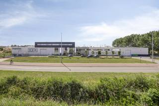 Vous recherchez un site d'affaires polyvalent avec de nombreuses installations à Nieuport ? Ce bâtiment commercial spacieux et moderne situé...