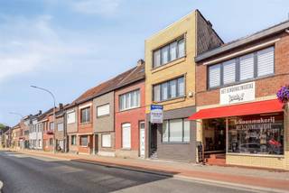 <p>Achter deze verzorgde gevel schuilt een verrassend ruime, lichtrijke, maar vooral ook eigentijdse gezinswoning waar comfort, kwaliteit en functionaliteit hand in hand gaan. De woning werd doorheen de jaren grondig vernieuwd en is volledig instapklaar, met een doordachte indeling en kwalitatieve afwerking.</p><p>Op het gelijkvloers vormt na de hal een royale leefruimte samen met de moderne open klassevolle leefkeuken het hart van de woning. Het centrale kookeiland, de uitgebreide kastruimte en de grote lichtstraat zorgen voor een aangename, open sfeer en veel natuurlijk licht. Achter de keuken bevinden zich een praktische bijkeuken en gastentoilet, verder is er een ruime garage met achter inrit. Via die achter inrit bemerk je direct de door deze familie veel gebruikte parkeerplaats op.</p><p>De eerste verdieping biedt een ruime master bedroom met aansluitend een volledig ingerichte op maatgemaakte dressing en een stijlvolle verwen badkamer, uitgerust met een loopdouche, dubbel lavabomeubel en toilet. Verder is er nog een kleine slaapkamer die momenteel is ingericht als dressing en doorloop naar een (mogelijks) dakterras<br /> </p><p>De tweede verdieping beschikt over twee volwaardige kamers die perfect kunnen dienen als kinder-, werk-, hobby- kantoor- of logeerkamer.</p><p>Ook op technisch vlak scoort deze woning uitstekend. Zo beschikt ze over een conforme elektrische installatie en een gunstig EPC-label C (243 kWh/m²/jaar), waardoor er geen renovatieverplichting van toepassing is.</p><p>De woning is centraal gelegen in Hemiksem, direct bij winkels, scholen, openbaar vervoer en belangrijke invalswegen. Hierdoor geniet u van een uitstekende wandelbare bereikbaarheid, terwijl alle dagelijkse voorzieningen binnen handbereik zijn.</p><p>Stedenbouwkundige inlichtingen in aanvraag. Alle informatie onder voorbehoud van vergissingen en wijzigingen. Oppervlaktes zijn indicatief.</p><p>Als asbest is er enkel een melding van zij-gevelbekleding die op éénvoudige wijze kan worden verwijderd.</p>