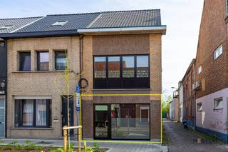 Deze prachtige opbrengsteigendom in Zele is ideaal voor wie op zoek is naar een half open bebouwing met alle comfort en ruimte. Het gebouw bestaat...