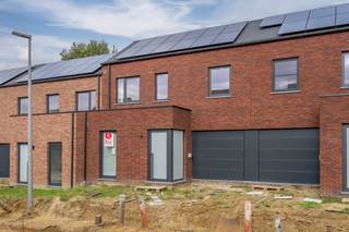 Op 't Hoge in Kortrijk bieden wij deze prachtige ruime woning met drie slaapkamers aan. Met een hoge afwerkingsgraad, zonnepanelen en een absolute topligging is dit een topper! Kortom de ideale gezinswoning!<br /><br />INDELING: <br /><br />GELIJKVLOERS: <br />- inkomhal met gastentoilet <br />- ruime leefruimte met prachtig verzicht<br />- open keuken met alle hedendaagse toestellen <br />- tuin met groot terras <br />- garage<br /><br />1°VERDIEPING: <br />- 3 ruime slaapkamers<br />- badkamer met dubbele lavabo, inloopdouche en bad<br />- berging<br />- toilet<br /><br />2° VERDIEPING:<br />- zolder<br /><br />Troeven: <br />- aangename en rustige nieuwbouwwijk<br />- energetische topper met een E-peil onder 0<br />- terras, tuin en garage<br />- absolute top ligging<br /><br />Onmiddellijk beschikbaar!<br /><br />Benieuwd naar deze woning? Vraag dan snel uw bezoek aan via www.dewaele.com