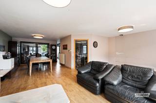 Bent u op zoek naar een ruime gezinswoning te koop in Blankenberge waar comfort, ruimte en een rustige ligging centraal staan? Dan zal deze woning in de Uitkerkestraat u ongetwijfeld weten te bekoren. Met een bewoonbare oppervlakte van maar liefst 242 m², een doordachte indeling, een inpandige garage, een aangename tuin en nog zoveel meer, vormt deze eigendom de ideale thuis voor gezinnen die op zoek zijn naar ruimte én mogelijkheden.<br /><br />Via de inkomhal bereikt u de eerste verdieping, waar een lichtrijke leefruimte met gezellige eetplaats u meteen een warm gevoel geeft. De aansluitende keuken is voorzien van alle comfort en sluit naadloos aan op de overdekte aanbouw. Op deze verdieping bevindt zich eveneens een gastentoilet. De tweede verdieping beschikt over drie volwaardige slaapkamers, een ruime badkamer en een tweede gastentoilet. De aanwezige zolder biedt bovendien extra bergruimte of mogelijkheden om de woning verder af te stemmen op uw woonwensen.<br /><br />Op het gelijkvloers bevindt zich een ruime inpandige garage, aangevuld met een veelzijdige ruimte die momenteel is ingericht als slaapkamer met aansluitende badkamer en dressing. Achteraan geniet u van een aangename, ruime tuin met een afzonderlijk bijgebouw dat zich uitstekend leent als atelier, hobbyruimte, thuiskantoor of extra berging. Bovendien geniet u van een rustige ligging in Blankenberge, met winkels, scholen, openbaar vervoer en het centrum op korte afstand. Dankzij het gunstige EPC-label C is er bovendien geen renovatieverplichting, wat deze woning extra aantrekkelijk maakt.<br /><br />Interesse in deze ruime woning te koop in Blankenberge? Neem vandaag nog contact op met Immo Francois. <br /><br />Denk je eraan om je woning in Blankenberge te verkopen? Neem vrijblijvend contact op met Iben van Immo Francois in Blankenberge voor een gratis schatting via iben@immofrancois.be.<br /><br />