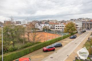  * Dit opbrengsteigendom is gelegen in de Hyacintenlaan, centraal in het rustige Mariakerke. * Het gebouw geniet van een open zicht op de tennisclub...