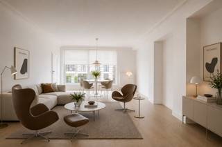 <strong>OPENDEURDAG ZATERDAG 5/9 VAN 10U - 12U<br /><br />LIGGING</strong><br />Gelegen in de Kortrijkstraat geniet dit volledig <strong>vernieuwde appartement</strong> van een uitstekende ligging tussen het bruisende <strong>centrum van Deinze</strong> en vlotte verbindingswegen richting Gent en Kortrijk. Op wandel- en fietsafstand vindt u tal van winkels, supermarkten, scholen, horeca en recreatiemogelijkheden. Ook het <strong>station van Deinze</strong> bevindt zich vlakbij, ideaal voor pendelaars. De groene omgeving en de nabijheid van de Leie zorgen bovendien voor een aangename mix van rust en stadscomfort. Dankzij de centrale ligging combineert deze locatie moeiteloos wonen, werken en ontspannen. Een ideale uitvalsbasis voor wie comfortabel en bereikbaar wil wonen in het hart van <span><span>Deinze</span></span>.<br /><br /><strong>INDELING<br /></strong><span>Ontdek dit prachtig <strong>gerenoveerde appartement</strong>, gelegen op de <strong>eerste verdieping</strong> van een kleinschalige residentie. Dankzij de <strong>totaalrenovatie in 2026</strong> geniet u hier van een eigentijdse afwerking, een doordachte indeling en een hoog wooncomfort. Bij het binnenkomen wordt u verwelkomd in een ruime inkomhal met gastentoilet. De <strong>lichtrijke leefruimte</strong> vormt zonder twijfel het hart van het appartement. Grote raampartijen zorgen voor een aangename natuurlijke lichtinval en bieden directe toegang tot de <strong>terrassen</strong> aan zowel de voor- als achterzijde, waardoor u op elk moment van de dag van zon en buitenruimte kunt genieten. De <strong>volledig uitgeruste keuken</strong> beschikt over alle nodige toestellen en sluit perfect aan op de leefruimte. Verder omvat het appartement <strong>twee volwaardige slaapkamers</strong>, een stijlvolle badkamer met moderne inloopdouche en een praktische berging/wasplaats die extra comfort en opbergruimte biedt. Met zijn kwalitatieve renovatie, uitstekende lichtinval en functionele indeling vormt dit appartement de ideale thuisbasis voor wie op zoek is naar een combinatie van stijl, ruimte en hedendaags wooncomfort.<br /><br /><em>Stedenbouwkundige inlichtingen in aanvraag.</em><br /><br /><strong>Voor meer info of een bezoek:</strong><br /><em>Stéphanie Eeckhout – 0472 13 28 79</em><br /></span>