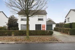 Te renoveren statige woning op een topligging in BevereDeze ruime en degelijk gebouwde woning bevindt zich op een gunstige en rustige locatie in de...