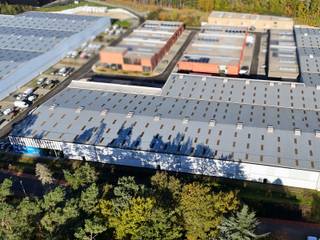 Dit recente industrieel pand bevindt zich aan de Bosstraat 46 in Lummen, centraal in Limburg en vlak bij het klaverblad van de E313 en E314...