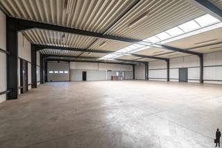 <strong>Deze industriële opslagruimte met kantoor is gelegen op een ruim perceel van 4.425 m², vlakbij de af- en oprit. Het geheel omvat een magazijn van ca. 500 m² met een vrije hoogte van ca. 4 meter, aangevuld met een kantoorgedeelte van ca. 120 m². Dankzij de vlotte bereikbaarheid geniet het eigendom van een praktische ligging met een goede verbinding naar het centrum van Oud-Turnhout en de nabijgelegen E34. Hierdoor zijn ook Antwerpen op ca. 40 minuten en Eindhoven op ca. 30 minuten bereikbaar.</strong><br /><br /><span>Indeling:</span> Het kantoorgedeelte omvat een centrale inkomhal, toilet, vergaderruimte met kantoor en rechtstreekse doorgang naar het magazijn. Daarnaast zijn er nog drie afzonderlijke polyvalente burelen aanwezig. Verder beschikt het gebouw over een praktische keuken en sanitaire ruimtes. Het magazijn is ruim opgevat en voorzien van drie rolpoorten, wat een vlotte doorrijfunctie mogelijk maakt.<br /><br /><span>Buitengebeuren:</span> Het gebouw is bereikbaar via verharde opritten en toegangswegen. Rondom het eigendom zijn voldoende zijdelingse parkeerplaatsen voorzien. De bouwvrije strook kan dienstdoen als toonpark of buitenopslag. Het volledige terrein is omsloten met draadafsluiting en uitgerust met functionele toegangspoorten.<br /><br /><span>Bijzonderheden:</span> <br />- Magazijn van ca. 500 m² met vrije hoogte van ca. 4 meter<br />- Kantoorgedeelte van ca. 120 m²<br />- Ruim perceel van 4.626 m²<br /><br /><strong>Gelegen in agrarisch gebied wat impliceert dat er gemeentelijk beperkingen worden opgelegd qua activiteit.<br /></strong>
