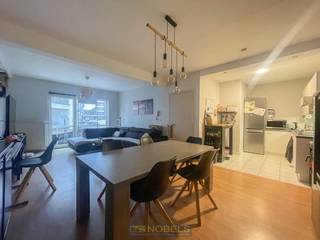 <strong>Te huur, goed gelegen appartement met garage in centrum Gavere</strong><br /><br />Op een <strong>STRATEGISCHE LOCATIE</strong> vlakbij het centrum van Gavere is dit twee slaapkamer appartement genesteld in een rustig gebouw met een huiselijke sfeer. Deze topper is gelegen op de tweede verdieping, is volledig <strong>INSTAPKLAAR </strong>en is ideaal als starter!<br /><br />Even een korte rondleiding; inkom, afzonderlijk toilet, berging, woonkamer met toegang tot balkon, open ingerichte keuken, <strong>2 VOLWAARDIGE SLAAPKAMERS</strong>, ingerichte badkamer.<br /><br /><strong>EXTRA TROEF</strong>: U beschikt over een kelderberging én afgesloten <strong>GARAGEBOX!</strong><br /><br />Adres: Broeckstraat 8 bus 6, 9890 Gavere <br />Beschikbaar vanaf 1 februari 2025<br />Huurprijs: €755 + €30 gemeenschappelijke kosten + €100 voorschot VERWARMING en WATER! <br />EPC: 133 kWh/m² - UC: 1145289