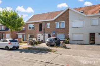 Welkom in de Koningin Astridlaan 46 te Harelbeke, een woning met een solide basis en bijzonder veel potentieel, gelegen in de rustige en aangename Arendswijk. Deze woning is ideaal voor wie op zoek is naar een betaalbare eigendom die naar eigen smaak verder opgefrist of gerenoveerd kan worden.De woning beschikt over 3 slaapkamers en biedt een praktische indeling met voldoende mogelijkheden voor wie comfortabel wil wonen, investeren of stap voor stap wil renoveren. Dankzij de conforme elektriciteit is alvast een belangrijke technische troef aanwezig. Met een EPC-label D is er geen renovatieverplichting van toepassing!De woning is momenteel verhuurd. Conform de geldende opzegmogelijkheden dient de bestaande huurovereenkomst bij aankoop te worden opgezegd indien de koper de woning zelf wenst te betrekken of hierover anders wenst te beschikken. De grootste troef bevindt zich achteraan het perceel: een recent geplaatste dubbele garage. Deze ruime en praktische garage biedt heel wat mogelijkheden, zowel voor particulier gebruik als voor zelfstandigen, hobbyisten of kopers die tijdens renovatiewerken extra opslag- of werkruimte wensen. Door de hoogte van ca. 2,75 m is de garage bovendien bijzonder interessant voor wie hogere voertuigen, materiaal of gereedschap veilig wil stallen.Kortom, Koningin Astridlaan 46 is een woning met een sterke basis, conforme elektriciteit, 3 slaapkamers en vooral een uitzonderlijk praktische dubbele garage achteraan. Een mooie kans voor wie op zoek is naar een woning met potentieel op een rustige locatie in Harelbeke.Voor meer info of een bezoek mail naar info@property-vastgoed.be of bel 056 96 08 00.