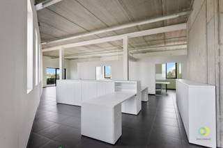 <p><span>Cet espace de bureau est situé au deuxième étage d'un immeuble stratégiquement situé à Vilvorde, avec des liaisons faciles vers Bruxelles, Malines et le centre de Vilvorde. Idéal pour les indépendants, les PME ou les entreprises à la recherche d'un lieu de travail confortable et facilement accessible. L'espace est lumineux, spacieux et fonctionnel, avec des toilettes et une petite cuisine. Pour ceux qui ont besoin d'espace de stockage, un entrepôt supplémentaire (440 m²) peut être loué au rez-de-chaussée du bâtiment, ce qui permet de combiner bureau et entrepôt en un seul endroit. Cet espace de bureau convient à diverses utilisations telles que des activités administratives, des réunions, un lieu de travail pour le personnel ou une combinaison de bureau et de salle d'exposition. Un espace de bureau pratique, bien équipé et stratégiquement situé, offrant de nombreuses possibilités et entièrement adaptable à vos activités commerciales. Possibilité de louer des places de parking extérieures. Provision : 100€ (frais communs)</span></p>