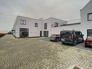 <p><strong>ENERGETISCH DUPLEXLOFT </strong>verdeeld over de gelijkvloerse en 1e verdieping. Het complex is gelegen in het hart van de Vlaamse Ardennen, op wandel- en fietsafstand van het centrum van Oudenaarde. Deze <strong>RUSTIGE LOCATIE</strong> is een inspiratie voor een gezin én singles, jong én minder jong. En dat is niet alles, in de directe omgeving noteren we een kwaliteitsvol aanbod van bakkerijen, scholen, kinderopvang, openbaar vervoer, een vlotte ontsluiting tot de <strong>VERSCHILLENDE TOEGANGSWEGEN</strong>, enz ...</p>

<p> </p>

<p>Geluidsisolatie, 20 cm thermische gevelisolatie, ... en andere <strong>DUURZAME TECHNIEKEN</strong> en <strong>KWALITEITSVOLLE MATERIALEN</strong> hebben dit industrieel pand omgetoverd tot een modern loftencomplex met een <strong>HOOGWAARDIG WOONCOMFORT</strong>.</p>

<p><br />De indeling<strong> </strong>gaat als volgt; we komen binnen in de zeer ruime inkomhal, van hieruit is er toegang naar de <strong>VOLWAARDIGE SLAAPKAMER</strong> met aanpalende badkamer, afzonderlijk toilet en berging. De eerste verdieping is voorzien van een zeer <strong>RUIME WOONKAMER</strong> met open keuken, berging, <strong>GROOT DAKTERRAS (40 m²) </strong>en<strong> PRIVATIEVE STAANPLAATS. </strong><br /><br /><strong>Adres : </strong>Vontstraat 69 bus 202, 9700 Oudenaarde<br />Beschikbaar vanaf 1 juni 2026<br />Huurprijs: €890,00/ maand + €50/ maand gemeenschappelijke kosten<br />EPC: 100 kWh/m² - UC: 3829115</p>