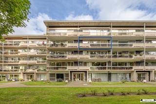 <p>Twee slaapkamer appartement in een groene omgeving te Kapellen</p><p>Het appartement situeert zich in de nabijheid van verschillende voorzieningen zoals winkels, openbaar vervoer, ...<br />Het beschikt over een lichtrijke leefruimte, ingerichte keuken, 2 slaapkamers, berging en een badkamer.<br />Tevens is er ondergronds ook een berging (nr. 8) en autostaanplaats (nr.5) aanwezig.</p><p>De inkomhal geeft toegang tot de leefruimte. Deze heeft een oppervlakte van ca. 35 m2 en een mooi uitzicht op de groene omgeving.<br />Aansluitend bevindt zich de keuken die te vernieuwen is. Via de schuifraam wordt toegang verleend tot het zuid-oost georiënteerd terras.<br />De badkamer is voorzien van dubbele wastafel, ligbad, toilet en aansluitingen voor wasmachine. Naast het toilet in de badkamer is er ook nog een apart toilet aanwezig.</p><p>De slaapkamers hebben een oppervlakte van ca. 11 en 14,5 m2. Ze zijn voorzien van een laminaat vloer en hebben een mooi uitzicht op de groene gemeenschappelijke tuin.</p><p>Extra's<br />Ondergrondse autostaanplaats en berging inclusief in de aangegeven prijs.<br />Recente verwarmingsketel op gas<br />Gunstig EPC label B<br />Elektriciteit niet conform (beperkte inbreuken)</p>