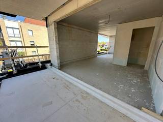 !! Ontdek dit project tijdens het OPENDEURMOMENT n.a.v. ons NieuwbouwWeekend, op zaterdag 24/10 van 12u tot 13u !!<br /><br />Nieuwbouwappartement (82,5m²) met 2 slaapkamers en zonnig terras (15,6m²) in de Residentie Cézanne, gelegen langs de Strandlaan te Sint-Idesbald.<br /><br />INDELING<br />> 1e verdieping:<br />- keuken met eetplaats en toegang tot het ruime zonneterras<br />- berging<br />- lichtrijke leefruimte<br />- 2 slaapkamers<br />- badkamer met toilet, douche en wastafel<br /><br />> Kelder: gemeenschappelijke fietsenstalling en mogelijkheid tot aankoop staanplaats of garage. <br /><br />Residentie Cézanne biedt de perfecte combinatie van luxe en comfort in een kleinschalig project van slechts vijf hoogwaardige appartementen. Het project is gelegen in het rustige Baaldje, een oase van rust en groen. Hier kunt u optimaal genieten van de serene omgeving en de nabijheid van alle nodige voorzieningen.<br /><br />Het project is een perfect staaltje van moderne architectuur met een strakke, stijlvolle uitstraling. <br />De appartementen beschikken over hoge aluminium ramen die zorgen voor veel natuurlijk licht en een ruimtelijk gevoel. De zwarte houten gevelbekleding en aluminium ramen dragen bij aan de elegante en hedendaagse uitstraling van het gebouw.<br /><br />Elk appartement is uitgerust met vloerverwarming via een geavanceerde warmtepomp (geothermie) en een ventilatiesysteem D voor een optimaal binnenklimaat. <br /><br />Geniet van verrassende indelingen zonder onnodige hoeken en kanten, en royale terrassen voor ultieme ontspanning. De appartementen op de begane grond zijn voorzien van privétuintjes, waar kleine honden welkom zijn.<br /><br />Interesse in dit project? Neem dan zeker contact op met de dossierverantwoordelijke Sarah Velle via 0470 10 52 78 of sarah.velle@dewaele.com.<br /><br /><br />Bestuursmaatregelen in het maatregelenregister: nee<br /><br />Deze AI-visualisaties zijn bedoeld als inspiratie. Er werd geen rekening gehouden met technische specificaties, stedenbouwkundige voorschriften of de concrete mogelijkheden tot realisatie.