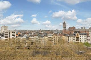 MATCHED: kevin@wellimmo.net voor meer info! Bekijk alvast de videotour, grondplan, EPC, asbestattest en de EK via de Wellimmo-site (‘documenten')<br /><br />Op een absolute topligging langs de Leien, met een panoramisch zicht over de volledige stad en het KMSKA, bevindt zich dit uitzonderlijke penthouse. De combinatie van licht, zon, adembenemende zichten en een kwalitatieve totaalrenovatie maakt dit appartement bijzonder gegeerd binnen zijn segment. Gelegen op de bovenste verdieping van een goed onderhouden gebouw, bereikbaar met de lift tot de 7de verdieping + 1 trap. Wat u daarvoor in de plaats krijgt? Het echte penthousegevoel: maximale privacy, rust en een overvloed aan natuurlijk licht.<br /><br />Met een bew. opp. van ca. 75 m² werd het appartement bijzonder efficiënt ingedeeld. De leefruimte met open, volledig geïnstalleerde keuken baadt in het licht en sluit naadloos aan op het ruime, vergunde zonneterras (ca. 25 m²) aan de voorzijde. Hier geniet u van een panoramisch zicht over de stad van ’s ochtends tot zonsondergang.<br /><br />Aan de achterzijde bevindt zich de slaapkamer met aansluitend de badkamer (ligbad/douchecomb), én toegang tot een tweede terras (niet vergund, maar volledig functioneel). Ook hier geniet u van open zichten en een extra buitenruimte in alle rust. Wakker worden met zicht over de stad vanuit uw bed? Dit is zo’n plek waar het elke dag realiteit wordt! Verder beschikt het appartement over een aparte wasplaats, gastentoilet en tal van ingemaakte kasten. De afwerking is hedendaags en kwalitatief, met o.a. parket en maatwerkmeubilair, waardoor het volledig instapklaar is.<br /><br />• Toplocatie op de Leien, pal op het Zuid — één van de meest gegeerde buurten van Antwerpen<br />• Gunstig EPC: B (136 kWh/m²)<br />• Panoramische zichten langs beide zijden + uitzonderlijke lichtinval<br />• Ruim, vergund zonneterras (ca. 25 m²) + tweede 'terras' voor extra buitenbeleving<br />• Kwalitatieve totaalrenovatie<br />• De maandelijkse lasten bedragen +-180€ incl: syndicus, blokpolis, waterverbruik, onderhoud, spaarfonds,....<br />• Ideaal voor eigen bewoning of als investering<br /><br />Een zeldzame combinatie van locatie, licht, luxe en buitenruimte — dit is wonen op niveau!<br /><br />Voor meer info of een bezoek: info@wellimmo.net of 03/225.00.68<br />