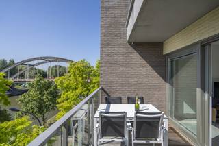 INDELING: 3°V.: - inkomhal met gastentoilet- lichtrijke leefruimte in half massief parket- volledig uitgeruste open keuken- aangenaam zonneterras...