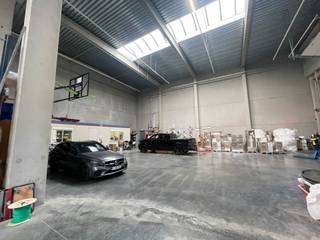 Dit unieke bedrijfsgebouw met opslagruimte en kantoren is ideaal gelegen, vlak naast de E40 ter hoogte van Erembodegem. De kantoren van 344 m²...