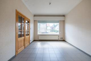 Deze eigendom is momenteel vergund als kantoorgebouw, maar biedt dankzij de huidige indeling ook veel potentieel als woonst.<br /><br />Het pand is ingericht als woning met kantoor en combineert wonen en werken op een praktische manier.<br />Op het gelijkvloers bevindt zich het woongedeelte met een keuken en een gezellige leefruimte.<br />De eerste verdieping telt twee ruime slaapkamers en een badkamer.<br />Op de tweede verdieping bevindt zich nog een extra slaapkamer of polyvalente ruimte, ideaal als hobbykamer of bureau.<br /><br />Achteraan het gebouw ligt het kantoorgedeelte, voorzien van een aparte ingang en een toilet, waardoor professioneel gebruik perfect mogelijk is.<br /><br />Een omvorming naar een volwaardige woning behoort tot de mogelijkheden, onder voorbehoud van de nodige vergunningen en voorwaarden.