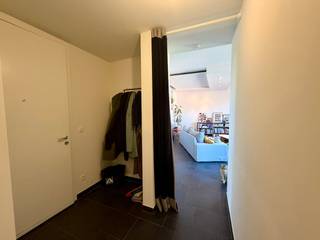 Dit rustig gelegen tweeslaapkamer appartement bevindt zich op een steenworp van het bruisende centrum van Hasselt. Ideaal voor voor een alleenstaande of koppel dat graag rustig woont en toch geniet van alles wat het bruisende leven van Hasselt te bieden heeft.<br /><br />Indeling:<br /><br />Verdiep +2<br />- Inkomhal<br />- Woonkamer<br />- open keuken<br />- Berging/technische ruimte <br />- Toilet <br />- Badkamer <br />- Slaapkamer 1<br />- slaapkamer 2/ bureauruimte <br />- Terras<br /><br />Verdiep -1:<br /><br />- kelderberging<br />- gemeenschappelijke fietsenberging<br /><br />Optioneel bij te huren: ondergrondse autostaanplaats (75,00 euro/maand)<br /><br />De snelste manier om een bezoek te brengen aan dit appartement? Vraag je bezoek aan via de rode knop op onze website (www.dewaele.com).<br /><br />Telefonisch kunnen er geen afspraken gemaakt worden. Bij andere vragen kun je ons telefonisch contacteren via 011 30 50 50.<br /><br />Tot binnenkort