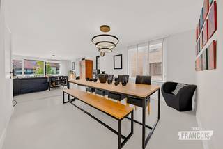 Op een boogscheut van het centrum van De Haan, in de rustige Goudfazantlaan, vinden we dit prachtig gerenoveerde en uitzonderlijk ruime hoekappartement terug. Een ideale ligging voor wie graag rustig woont, maar toch op wandel- en fietsafstand van het centrum, handelszaken en de kust wenst te verblijven.<br /><br />Het appartement beschikt over een royale bewoonbare oppervlakte van maar liefst 137 m². Dankzij de hoekligging en de vele raampartijen geniet u doorheen het appartement van bijzonder veel natuurlijke lichtinval, wat samen met de smaakvolle renovatie voor een aangename en uitnodigende sfeer zorgt.<br /><br />Bij het betreden van het appartement komt u terecht in de inkomhal, die toegang biedt tot een toilet en de royale leefruimte. Van hieruit heeft u rechtstreeks toegang tot het zonnige, zuidgerichte terras. Een absolute troef waar u volop van de zon en het buitenleven kunt genieten.<br /><br />Aansluitend aan de leefruimte bevindt zich de verzorgde keuken. Aan de keuken is bovendien een ruime praktische berging voorzien, ideaal voor extra opslag.<br /><br />Verder beschikt het appartement over maar liefst drie ruime slaapkamers. De vernieuwde badkamer is eveneens bijzonder ruim en compleet uitgerust met zowel een ligbad als een aparte douche, toilet en wastafel.<br /><br />Ook op technisch vlak werden reeds belangrijke investeringen uitgevoerd. Zo werd onder meer het raamwerk volledig vernieuwd, waardoor het appartement vandaag een instapklare woonst vormt.<br /><br />Bij het appartement hoort een garagebox in het complex, deze dient verplicht mee aangekocht te worden voor 29.000,00 euro. Elk bod zal in overweging worden genomen. <br /><br />Bent u op zoek naar een uitzonderlijk ruim en gerenoveerd appartement met drie slaapkamers, veel natuurlijke lichtinval en een heerlijk zuidgericht terras op een rustige ligging nabij het centrum van De Haan? Dan is dit appartement absoluut een bezoek waard.<br /><br />Contacteer Victor via victor@immofrancois.be of 0470 64 60 28 voor meer informatie of een bezoek ter plaatse.<br /><br />