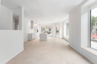 In het centrum van NIEUWPOORT bevindt zich een stijlvol, kleinschalig nieuw project vlakbij alle winkels en restaurants. De residentie bestaat uit een mix van 4 zeer mooie ruime appartementen met 3 slaapkamers en zongerichte terrassen of een TUIN voor het gelijkvloers appartement. Mogelijkheid tot aankoop van een garage in het gebouw. Gemeenschappelijke fietsenstalling met laadpaal en privatieve kelder inbegrepen in de prijs. <br /><br />De appartementen beschikken over zeer veel lichtinval en zijn ideaal geschikt voor zowel vakantie als vaste bewoning of als investering. Hoogwaardige afwerking.<br /><br />Uiterst ENERGIEZUINIG en uitgerust met warmtepomp, vloerverwarming en zonnepanelen. Verkoop onder registratie 2% of 12%. <br /><br />Prijzen vanaf 395.000 euro. Maak snel een afspraak voor een bezoek ter plaatse.