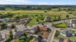 <p>Mooi gelegen perceel bouwgrond van <strong>586 m²</strong>, gelegen langs de <strong>Edingsesteenweg te Denderwindeke (Ninove)</strong>, bestemd voor het oprichten van een <strong>eengezinswoning in halfopen bebouwing</strong>. Winkel, scholen en openbaar vervoer bevinden zich op enkele minuten rijden. Gelegen langs een belangrijke verbindingsweg naar Gooik, Brussel en Aalst.</p><p>Er kan gebouwd worden met een breedte van circa <strong>8,80 m</strong>. De woning mag maximaal <strong>15 m diep op het gelijkvloers</strong> en <strong>12 m diep op de verdieping</strong> worden gebouwd. De voorbouwlijn bevindt zich op <strong>8 m van de rooilijn</strong> en de bouwvrije zijstrook bedraagt minimaal <strong>3 m</strong>.</p><p>De maximale kroonlijsthoogte bedraagt <strong>6 m</strong>. Zowel een hellend dak met een helling tussen <strong>0° en 45°</strong> als een plat dak is toegelaten, waardoor er voldoende architecturale vrijheid is.</p>