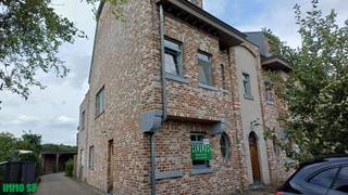 Centraal gelegen duplex appartement bestaande uit inkomhall, leefruimten, keuken, berging, apart toilet, 2 slaapkamers, dressing en badkamer. Mogelijkheid tot een terras. Bij het appartement hoort een buitenberging, fietsenstalling, carport en een staanplaats.<br />EPC: 112 kWh/m². UC: 3111866<br />Voor bijkomende inlichtingen of een bezoek ter plaatse kan u ons contacteren op het nummer 014/51.95.00.
