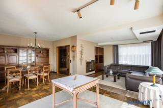 Droom je van een ruime, degelijk gebouwde gezinswoning met een eigentijds look n feel, die je volledig naar jouw smaak kan moderniseren? Dan is deze halfopen bebouwing in Teralfene precies de opportuniteit waar je naar op zoek bent.<br /><br />Deze solide woning uit 1975 beschikt over een bewoonbare oppervlakte van maar liefst ca. 293 m², inclusief een volledig onderkelderde verdieping van ongeveer 90 m², en biedt alle ruimte om een eigentijdse gezinswoning te creëren. Dankzij het gunstige EPC-label C is er bovendien geen renovatieverplichting, waardoor je alle vrijheid hebt om stap voor stap te vernieuwen. De woning bevindt zich op een perceel van 480 m² met een zonnige zuidwestgerichte tuin.<br /><br />Via de ruime inkomhal met gastentoilet kom je terecht in de royale leefruimte van 46 m² met gezellige open haard, die samen met de aanpalende keuken een uitstekende basis vormt voor een hedendaagse leefomgeving. Zowel vanuit de leefruimte als de keuken heb je rechtstreeks toegang tot het zonneterras en de tuin. Naast de keuken bevindt zich een praktische berging met aansluiting naar de ruime kelderverdieping.<br /><br />Op de eerste verdieping wachten 4 slaapkamers van ongeveer 10 tot 20 m², waarvan één slaapkamer beschikt over een eigen sanitaire voorziening. De reeds vernieuwde badkamer is uitgerust met een ligbad, douche, badkamermeubel en toilet, zodat ook hier het comfort reeds aanwezig is. De zolder, bereikbaar via een zoldertrap, biedt bijkomende opslagruimte en extra mogelijkheden.<br /><br />De volledig onderkelderde woning is een absolute troef en omvat verschillende bergruimtes, technische ruimtes en een inpandige garage met sectionale poort.<br /><br />Buiten geniet je van een aangelegde en onderhoudsvriendelijke tuin met een ruim gazon waar kinderen onbezorgd kunnen spelen, een serre voor de hobbytuinier en een charmante boomgaard die het geheel een landelijke toets geeft.<br /><br />Ook parkeergelegenheid is hier geen enkel probleem dankzij de ruime oprit waarop meerdere wagens comfortabel een plaats vinden.<br /><br />De rustige ligging, vlak bij het centrum van Teralfene, combineert een aangename woonomgeving met een uitstekende bereikbaarheid, nabij scholen, winkels, openbaar vervoer en belangrijke invalswegen. Bovendien bevinden mooie wandel-, fiets- en joggingroutes zich op wandelafstand, waardoor je elke dag kan genieten van rust en natuur.<br /><br />Ben jij op zoek naar een ruime woning met karakter, een sterke constructie en alle mogelijkheden om jouw droomwoning te realiseren? Vraag dan vandaag nog jouw bezoek aan en ontdek zelf het enorme potentieel dat deze unieke gezinswoning te bieden heeft.