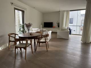 Dit energiezuinig appartement is gelegen in centrum Mechelen. Dit prachtige appartement op de 2de verdieping biedt u veel licht, ruimte en een mooie kwalitatieve afwerking.Het appartement bestaat uit een ruime leefruimte, volledig geïnstalleerde keuken, badkamer met bad, berging, afzonderlijk toilet, inkomhal, 2 slaapkamers en een gezellig terras. U kunt ook nog genieten van een ondergrondse auto staanplaats, fietsenstalling en kelder.