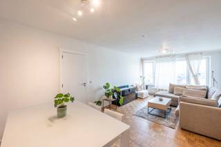 <p>Gezellig appartement met veel licht door zijn ligging op de 7<sup>e</sup> verdieping!</p>
<p>Een eigen plek nodig waar je het helemaal naar je zin kan maken? Kom dan dit leuke appartement ontdekken! Het werd vorig jaar grotendeels gerenoveerd: nieuwe leidingen, elektriciteit, nieuwe badkamer, toilet en keuken, met een hedendaagse look &amp; feel.</p>
<p>Indeling:</p>
<p>Lift (of trap) naar de 7<sup>e</sup> verdieping.</p>
<p>Inkomhal met vestiaire en aansluiting voor wasmachine en droogkast in de inbouwkast. Keuken met alle comfort (oven, kookplaat, dampkap, koelkast &amp; diepvries, vaatwas) en voldoende kastruimte. Gezellige ruime living met eetkamer en zithoek. Gang naar gastentoilet, badkamer met inloopdouche en dubbele lavabo, en 2 slaapkamers met balkon.</p>
<p>Er hoort ook een kelderberging bij, handig om spullen te plaatsen die je niet vaak nodig hebt.</p>
<p>Troeven:</p>
<ul>
<li>Instapklaar, het appartement is met smaak gerenoveerd</li>
<li>Handige ligging: aan de stadsring naast Delhaize &amp; de nieuwe Colruyt binnenkort, Brico, Malinas, Keerdokparking etc = winkels en station Nekkerspoel zijn op wandelafstand, èn je bent zo met de fiets aan station Mechelen en de binnenstad. Oprit naar E19 Brussel-Antwerpen op een steenworp.</li>
<li>Door de hoogte trek je veel licht binnen</li>
<li>Koffietje drinken op het balkon in de ochtendzon; door de oriëntatie wordt het nooit te warm binnen</li>
<li>Nieuw dak op het gebouw</li>
<li>Elektriciteit conform</li>
<li>Gunstig EPC B (beperkt verbruik)</li>
<li>Kelderberging</li>
<li>Parkeergelegenheid in de buurt (Keerdok), of met bewonerskaart in omliggende straten</li>
</ul>
<p>Praktisch:</p>
<ul>
<li>Beschikbaar bij akte</li>
<li>Kosten: provisie (met afrekening einde jaar) van:
<ul>
<li>+/- 224 eur/maand voor gemeenschappelijke lasten èn verbruik van water en gas inclusief, dat is naar Mechelse normen zeer correct</li>
<li>100eur/maand voor opbouw reservekapitaal (potje voor toekomstige uitgaven aan het gebouw)</li>
<li>+/- 40eur/maand voor verbruik elektriciteit</li>
</ul>
</li>
</ul>
<p>Zin om dit gezellige appartement te komen ontdekken? Contacteer dan tinne.schotsmans@quares-trevi.be of 0477 60 21 99. Tot dan!</p>