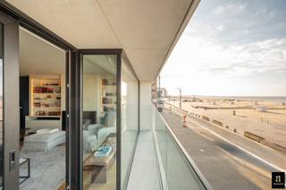 Magnifique appartement avec une vue panoramique sur la mer situé au Zoute tout près de la Place M'as-tu-vu. Composition: hall d'entrée avec vestiaire et toilette. Spacieux séjour lumineux avec accès à la terrasse et vue imprenable sur la mer et la plage. Cuisine équipée avec tous les appareils électroménagers. Débarras pratique. Chambre principale avec dressing et salle de bain attenante (double lavabo, toilettes et douche). Deuxième double chambre avec armoires encastrées. Les deux chambres donnent accès à la terrasse orientée sud à l'arrière. Salle de bain avec raccordement pour machine à laver et sèche-linge. 3ième chambre avec armoire encastrée et lavabo (possible double lit). Climatisation. Cave privative et local à vélos commun. Possibilité d'acheter 4 places de parking dans la résidence.