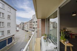 Dit appartement te koop in Kortrijk bevindt zich in de Schippersstraat 2, op een aantrekkelijke locatie vlakbij de vernieuwde verlaagde Leieboorden. Op wandel- en fietsafstand van het historische centrum, horeca, winkels en het station geniet je hier van een levendige maar aangename woonomgeving.Het appartement werd gebouwd in 2009 en is prima onderhouden. De indeling is praktisch en comfortabel met een lichtrijke leefruimte met open keuken, twee volwaardige slaapkamers, een badkamer en een handige berging. Vooraan is er bovendien een leuk terrasje waar het aangenaam vertoeven is.Recent werden een nieuwe cv-ketel en nieuwe parlofoons geplaatst, wat bijdraagt aan het zorgeloze karakter van deze eigendom.Dankzij de ligging en de functionele indeling is dit een ideaal investeringsappartement in Kortrijk, met potentieel voor een stabiel rendement. Tegelijk is het ook perfect geschikt als eerste eigen stek voor wie centraal wil wonen.Er is tevens mogelijkheid tot aankoop van een carport (18.000 euro), wat in deze buurt met beperkte parkeermogelijkheden een duidelijke meerwaarde vormt.Troeven:Ideaal investeringsappartement of eerste woonstGebouwd in 2009 – energiezuinig en onderhoudsvriendelijkPrima onderhouden appartementNieuwe cv-ketel en parlofoonsVlakbij de verlaagde LeieboordenTwee volwaardige slaapkamersLeuk terrasje vooraanMogelijkheid tot aankoop carport (+18.000 euro)Bestuursmaatregelen in het maatregelenregister: nee