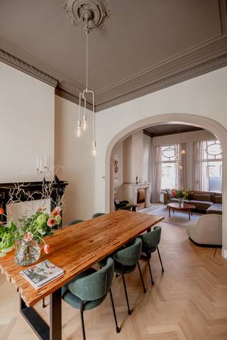 Stijlvol herenhuis met zuidgerichte tuin
Locatie:
Op een toplocatie in Antwerpen-Zuid bevindt zich dit neoclassicistische herenhuis, sinds 2023 grondig gerenoveerd met respect voor de authentieke elementen.
Indeling:
De royale inkomhal met hoge plafonds, ornamenten en marmeren vloer leidt naar de leefruimte met eiken visgraatparket en originele marmeren schouwen. Aansluitend bevindt zich de vernieuwde keuken in walnoothout met composieten werkbladen, mortexvloer, ontbijtbar en toegang tot de zuidgerichte tuin met verschillende terrassen.
De eerste verdieping telt 2 ruime slaapkamers en een luxueuze badkamer met dubbele marmeren wastafel, inloopdouche en ligbad. De tussenverdieping wordt voorbereid voor een tweede badkamer. Op de tweede verdieping bevinden zich 2 slaapkamers en een dressing. De derde verdieping biedt nog 2 slaapkamers en een kantoor met maatwerk in walnoothout.
Verder beschikt de woning over een afgewerkte zolder van ca. 30 m² en een volwaardig souterrain van ca. 95 m² met toegang tot de tuin.
Troeven:
• 6 slaapkamers
• Kantoor
• Zuidtuin
• Authentieke elementen
• Hoogwaardige renovatie.
Technisch: gunstig EPC, elektriciteit conform en asbestveilig/-vrij.
Koopt u als enige en eerste woning? Dan geniet u van het verlaagde tarief van 2% verkooprechten.
Info en afspraken : 03/345.88.99.