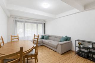 <h3>Ruim gelijkvloers appartement (±132 m²) met terras en 3 slaapkamers – te moderniseren</h3>
<p>Bent u op zoek naar een ruim appartement op het gelijkvloers, met veel licht en een aangename buitenruimte? Dan is dit appartement in Antwerpen absoluut het ontdekken waard.</p>
<p>Met een bewoonbare oppervlakte van ongeveer 132 m² biedt dit appartement een comfortabel gevoel van ruimte en een praktische indeling. De leefruimte geniet van mooie lichtinval en sluit aan op het terras, waar u voldoende plaats heeft voor een tafel en stoelen — ideaal om rustig buiten te zitten.</p>
<p>Het appartement beschikt over drie volwaardige, ruime slaapkamers, een badkamer met ligbad en toilet, én daarnaast ook nog een apart gastentoilet, wat extra comfort biedt voor gezinnen of bezoekers.</p>
<p>Gelegen op een centrale maar rustige locatie in Antwerpen combineert dit appartement uitstekende bereikbaarheid met aangenaam wonen.</p>
<p>Het appartement is te moderniseren, wat u net de kans geeft om het volledig naar eigen smaak op te frissen en er uw thuis van te maken. Een mooie opportuniteit voor wie ruimte zoekt, gelijkvloers wil wonen en graag zelf de afwerking bepaalt.</p>