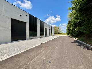 - Gebouw A : 13 units vanaf 127m² tot 2.000m²- Gebouw B : 430m2 opslag in combinatie met 330m2 kantoren/labo uitbreidbaar tot 700m2)- Gebouw C : BTS...