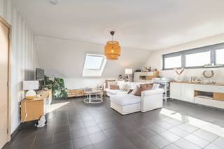 <p><strong>Ben je op zoek naar een ruim en instapklaar duplexappartement met 4 slaapkamers, een terras en twee private parkeerplaatsen in een groene en rustige omgeving in Denderhoutem? Zo gevonden!</strong><br /><br />Dit ruime duplexappartement beschikt over een bewoonbare oppervlakte van ca. 145 m². Gelegen in het groene en rustige Denderhoutem, biedt het een aangename woonomgeving met alle nodige voorzieningen binnen handbereik. Dankzij het gunstige EPC-label B en de conforme elektrische installatie combineert het appartement energiezuinig wonen met hedendaags comfort.<br /><br />Bij het binnenkomen komen we in de inkomhal, vanwaaruit de verschillende ruimtes bereikbaar zijn. De ruime woonkamer sluit aan op de eetkamer en de keuken. De keuken is uitgerust met een dampkap, koelkast met vriesvak, inductiekookplaat, oven, dubbele spoelbak en vaatwasser. Vanuit de woonkamer is er toegang tot het aangename terras van ca. 10 m², een fijne plek om van de groene omgeving te genieten. Vanuit de keuken is er bovendien toegang tot een praktische berging met aansluitingen voor wasmachine en droogkast. Vanuit de inkomhal/gang zijn de overige ruimtes bereikbaar, waaronder de badkamer met douche, ligbad en dubbele wastafel, het afzonderlijke toilet met handenwasser en drie slaapkamers van ca. 9 m², 10 m² en 10 m². Via de duplextrap bereiken we de bovenliggende verdieping, waar zich de ruime vierde slaapkamer van ca. 27 m² bevindt. Deze beschikt bovendien over een dressing en vormt hierdoor een bijzonder ruime en comfortabele hoofdslaapkamer.<br /><br />Op verdieping -1 bevindt zich nog een extra bergruimte, wat zorgt voor heel wat bijkomende opslagmogelijkheden. Bovendien zijn er twee private buitenparkeerplaatsen inbegrepen, wat zorgt voor extra parkeergemak.</p>