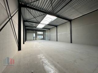 Nieuwbouw KMO-unit met een oppervlakte van<strong> 360 m²</strong> en <strong>2 privatieve parkeerplaatsen</strong> te koop op een terrein van 399 m² langs de Olekenbosstraat, op amper 900 m van de Vichtsesteenweg met een onmiddellijke verbinding naar de E17 exit Deerlijk.<br /><br />De casco magazijnruimte (brandklasse C) met een <strong>vrije hoogte van 6 m</strong> is uitgerust met een automatische sectionale poort (4 m B x 4,50 m H) met aparte toegangsdeur en<strong> raampartij</strong>, lichtstraat en polybetonvloer. De loods maakt deel uit van de gloednieuwe ontwikkeling "Reynaertsite" bestaande uit 15 KMO-units met oppervlaktes van 215 m² tot 430 m². <br /><br /><strong>De bedrijfsgebouwen zijn geschikt voor productie, atelier, stockage, ... </strong><br /><br /><strong>Onmiddellijk beschikbaar!</strong><br /><br />Contacteer <strong>PANORAMA</strong> <strong>B2B</strong> voor bijkomende (technische) inlichtingen, plannen of een vrijblijvend plaatsbezoek <strong>056 222 256</strong>.