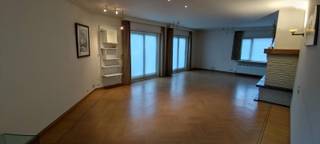 <strong>Menen - Woning met 5 slaapkamers en 2 badkamers te koop.</strong><br /><br /><strong>Indeling:</strong><br /><u>Gelijkvloers:</u> inkom, living in parket, ruime keuken met ontbijthoek, 2 slaapkamers, berging, apart toilet, 1ste badkamer en garage<br /><u>1ste verdieping:</u> 3 ruime slaapkamers en 2de badkamer<br />Zolder<br /><br /><strong>Troeven: </strong>
<ul><li>Volledig onderkelderd</li><li>Living in parket en cassette op hout</li><li>Tuin met zicht op Leieboorden en groene zone</li><li>Rustige doorlopende straat</li><li>Zeer veel ruimte</li><li>2 regenputten 6000L</li><li>2 badkamers</li><li>Alarm</li></ul>
renovatieplicht