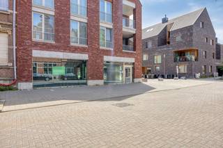 Bent u op zoek naar een uitstekend gelegen commerciële ruimte of praktijkpand in Aarschot? Dan biedt dit veelzijdige handelspand van ca. 364 m² een unieke opportuniteit.<br /><br />Gelegen op de Leuvensestraat in Aarschot, één van de belangrijkste invalswegen naar het centrum van Leuven, geniet dit pand van een uitstekende zichtbaarheid en een vlotte bereikbaarheid. Dankzij de strategische ligging is deze locatie uitermate geschikt voor zowel commerciële activiteiten als dienstverlenende functies.<br /><br />Het pand leent zich perfect voor onder meer een winkelconcept, kantoren, een groepspraktijk, tandarts-, kinesitherapie- of dokterspraktijk, alsook andere vrije beroepen en B2C-dienstverlening.<br /><br /><br />Troeven:<br /><br />-Commerciële topligging in Aarschot<br />-Totale bruikbare oppervlakte van ca. 364 m²<br />-Uitstekende visibiliteit langs een drukke invalsweg<br />-Vlot bereikbaar met zowel de wagen als het openbaar vervoer<br />-Nabij het centrum van Leuven en diverse voorzieningen<br />-Geschikt voor diverse commerciële en dienstverlenende activiteiten<br />-Ideaal voor vrije beroepen, medische praktijken of kantoren<br /><br /><br />Ligging en bereikbaarheid<br /><br />Dankzij de centrale ligging in de Leuvensestraat geniet het pand van een uitstekende bereikbaarheid. Bovendien zorgen de nabijheid van belangrijke verbindingswegen en verschillende bushaltes voor een optimale toegankelijkheid voor klanten, patiënten en medewerkers.<br /><br /><br />Huurvoorwaarden<br /><br />- Oppervlakte: ca. 364 m²<br />- Huurprijs: € 3.950/maand exclusief onroerende voorheffing<br />- Beschikbaar vanaf 30 september 2027<br /><br />Interesse in dit veelzijdige handelspand op een toplocatie in Leuven? Neem contact op via +32 470 85 30 84 voor meer informatie of een bezoek ter plaatse.<br /><br /><br />Deze AI-visualisaties zijn bedoeld als inspiratie. Er werd geen rekening gehouden met technische specificaties, stedenbouwkundige voorschriften of de concrete mogelijkheden tot realisatie.