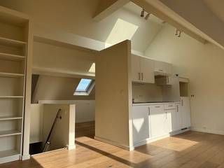 Laat je verrassen door deze lichtrijke studio in dit kleinschalig gebouw, bestaande uit vier wooneenheden. Het gebouw werd gerenoveerd in 2018 en is voorzien van alle comfort. Op wandelafstand van de supermarkt, bushalte, stadscentrum, ... De studio is gelegen op de derde verdieping en heeft volgende indeling: trap naar leefruimte met open keuken, ingemaakte kast, slaaphoek met apart toilet, douche en lavabo. Verwarming op CV gas, aparte meters. Er is geen lift en geen syndicus waardoor de maandelijkse kosten per maand zeer laag liggen! De studio is momenteel verhuurd, dus gegarandeerd rendement. Ook een uitstekende investering voor studerende kinderen of starters.