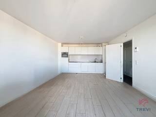 <strong>EVERE, vlakbij de NAVO. Mooi ONBEMEUBELD appartement van ± 62 m² met een balkon van ± 4 m², gelegen op de 9e verdieping van een gebouw uit 2017:</strong><br /><br /><span>Op de 9e verdieping</span> :<br />
<ul>
<li>Entree</li>
<li>Woonkamer van ± 30 m² met toegang tot een balkon van ± 4 m²</li>
<li>Ingerichte open keuken (koelkast, oven, vaatwasser, keramische kookplaat)</li>
<li>Slaapkamer 1 van ±14 m²</li>
<li>Badkamer (inclusief wasmachine en droger)</li>
<li>Apart toilet</li>
</ul>
<br /><span>In de kelder</span> :<br />
<ul>
<li>Kelderruimte nr. 131 (-2)</li>
<li>Overdekte parkeerplaats nr. 99 (-1)</li>
<li>Fietsenstalling – Afvalruimte</li>
</ul>
Gemeenschappelijke kosten: forfaitair bedrag van 100 €/maand<br />Gasvoorziening: HMS+<br /><br /><span>Diversen </span>:<br />Inventaris bij intrek: 181,50 €<br />Verzekering tegen verhaal: 100 €/jaar<br />Eenmalige verhuiskosten: 50 €