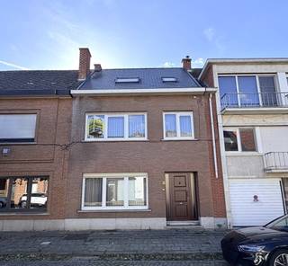 Deze ruime en centraal gelegen gezinswoning bevindt zich in het hart van Herent, op slechts enkele minuten van Leuven. Dankzij de uitstekende bereikbaarheid via belangrijke invalswegen en het openbaar vervoer geniet de woning van een bijzonder gunstige ligging voor gezinnen, pendelaars en wie comfortabel dichtbij de stad wil wonen.<br />De woning is gelegen op een perceel van 3 are en beschikt over een achterliggende toegang, waar zich tevens de garage bevindt. Door haar royale indeling en de aanwezigheid van meerdere leef- en sanitaire ruimtes biedt deze eigendom tal van mogelijkheden, waaronder het creëren van een kangoeroewoning of het comfortabel samenwonen van meerdere generaties of gezinnen.<br />Bij het betreden van de woning kom je in de inkomhal, die toegang geeft tot een lichtrijke en ruime leefruimte met aansluitende eetplaats. De keuken sluit hier naadloos op aan en beschikt over een praktische berging. Op het gelijkvloers bevinden zich verder een badkamer met douche, een apart gastentoilet en een afzonderlijke ruimte die perfect kan dienen als bureau, praktijkruimte of extra slaapkamer. Vanuit de keuken bereik je het overdekte terras en de aangename tuin, waar je in alle rust van zonnige dagen kunt genieten.<br />Op de eerste verdieping geeft de nachthal toegang tot twee volwaardige slaapkamers met veel natuurlijke lichtinval. Daarnaast bevindt zich hier een tweede badkamer, uitgerust met een ligbad, wat het comfort voor grotere gezinnen extra verhoogt.<br />De tweede verdieping omvat een bijzonder ruime kamer, momenteel ingericht als extra leefruimte, maar eenvoudig op te delen in twee bijkomende slaapkamers. Bovendien is hier een kitchenette aanwezig, wat deze verdieping bijzonder interessant maakt voor inwonende familieleden, oudere kinderen of een semi-afzonderlijke wooneenheid. Hierdoor leent de woning zich uitstekend tot kangoeroewonen of een meergezinsconcept.<br />Verder beschikt de woning over meerdere ruime kelders, bereikbaar zowel via de inkomhal als via een vaste trap vanuit de keuken. Deze ruimtes bieden tal van mogelijkheden als berging, hobbyruimte of extra stockage.<br />Achteraan het perceel bevindt zich een garage, bereikbaar via een gemeenschappelijke toegangsweg.<br />Naast haar ruime indeling en veelzijdige karakter werden de voorbije jaren ook belangrijke energetische investeringen uitgevoerd. Zo werd het dak vernieuwd in 2019 en werden zonnepanelen met een hybride omvormer geplaatst. In combinatie met de condenserende gasketel en bijkomende isolatie resulteert dit in een gunstig EPC-label B. De woning biedt hierdoor niet alleen veel ruimte en comfort, maar ook een energiezuinige en toekomstgerichte woonoplossing.<br />Deze instapklare woning combineert een centrale ligging nabij Leuven met een uitzonderlijk ruimtegevoel en diverse gebruiksmogelijkheden. Ze is dan ook de ideale thuis voor grote gezinnen, samengestelde gezinnen, kangoeroewonen of het samenleven van meerdere generaties onder één dak.