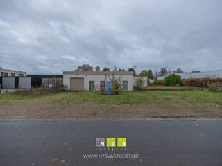 <span><strong>BEDRIJFSPAND MET WOONST OP INDUSTRIETERREIN "JAGERSBORG" TE MAASEIK OP EEN RUIM PERCEEL VAN 36A07CA. <br /><br />TROEVEN:<br /></strong>- Ruim perceel met diverse mogelijkheden. <br />-<strong> </strong>Combinatie wonen en werken mogelijk. <br />- Mogelijkheid om nog verder uit te breiden (mits bekomen nodige vergunningen).<br /><br /><strong><span>A. BEDRIJFSPAND (413m²):<br /></span></strong>-<strong> </strong>Inkom (4,20m x 1,50m = 6,30m²): toegang naar bedrijfspand via aparte inkom, laminaat. <br />- Kantoor 1 (4,20m x 7,35m = 30,87m²): TL-verlichting, airo,tapijt. <br />- Kantoor 2 (8,30m x 9,95m = 82,59m²): ruim kantoor, toegang tot de hal, airco, laminaat. <br />- Keuken (3,00m x 2,00m = 6,00m²):<strong> </strong>bereikbaar via kantoor 2, kitchenette met spoelbak en onderkasten, laminaat.<strong> </strong><br />- Bedrijfshal deel 1 (15,00 x 4,63m = 69,45m²): 1 sectionaal poort.<br />- Bedrijfshal deel 2 (14,37m x 14,79m = 212,53m²): 1 poort, toilet, TL-verlichting, tegelvloer. <br />-<strong> </strong>Toilet (1,20m x 4,20m = 5,04m²): zittoilet, spoelbakje, tegelvloer. <strong><br /><br /><span>B. WOONST:</span><br />GELIJKVLOERS (200m²)<br /></strong>-<strong> </strong>Inkomhal (4,20m x 4,20m = 17,64m²): laminaat. <br />- Woonkamer (4,58m x 14,10m = 64,58m²): veel lichtinval dankzij grote raampartijen, toegang tot terras via schuifraam, parket. </span><br />- Keuken (4,00m x 4,22m = 16,88m²): geïnstalleerd met onder-bovenkasten, lades, gasvuur, dampkap, dubbele spoelbak, schuifraam naar terras, parket. <br />- Toilet (1,81m x 0,90m = 1,63m²): apart toilet, parket. <br />- Berging (3,00 x 4,20m + 2,50 x 4,00m= 22,60m²): laminaat. <br />- Badkamer (5,00m x 4,06m = 20,03m²): ingericht badmeubel met dubbele lavabo, onderkasten, spiegel, kolomkasten, ligbad, zittoilet, parket. <br />- Slaapkamer 1 (5,35 x 4,01m = 21,45m²): parket. <br />- Slaapkamer 2 (5,00 x 4,06m = 20,30m²): parket. <br />- Slaapkamer 3 (3,47 x 3,47 = 12,04m²): parket. <br /><br /><span><strong>EXTERIEUR</strong></span><br /><span>- Ruime tuin achter de woning. <strong><br /></strong>- Veel parkeerruimte voor het bedrijfspand. <br /><br /><strong>EXTRA INFORMATIE <br /></strong>Dit pand kan onderhevig zijn aan de renovatieverplichting die door de Vlaamse overheid wordt opgelegd voor residentiële gebouwen. Alle informatie kunt u terugvinden via https://www.vlaanderen.be/een-woning-kopen/renovatieverplichting-voor-residentiele-gebouwen-vanaf-2023.<br /><br />Bekijkt u deze advertentie via een aanverwante vastgoedsite, surf dan zeker naar onze website <strong>www.N78vastgoed.be</strong> voor een uitgebreide beschrijving en foto's. <strong>Meer info: +32 (0)89 86 18 88 of info@N78vastgoed.be.</strong></span>