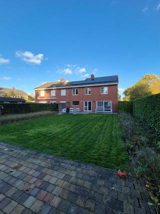 🏡 Te koop – Halfopen bebouwing nabij centrum in rustige doodlopende straatBieden vanaf: €349.000In een rustige doodlopende straat, op korte afstand...