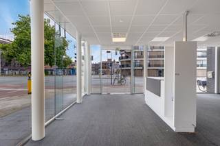 Bureau d'environ 193 m² à louer à Courtrai. Le bâtiment est situé sur une route d'accès à Courtrai et bénéficie d'une excellente visibilité.<br /><br />Propriétés :<br />- Espace de bureau d'environ 193 m²<br />- 7 places de parking<br />- Equipements : toilettes séparées, kitchenette, salle de réunion<br />- Lieu : Invalsweg à Courtrai<br />- Fourniture de 2 panneaux d'affichage<br /><br />Une propriété avec beaucoup de potentiel dans un emplacement de choix !<br /><br />Ce bureau est parfait pour divers usages professionnels et offre une combinaison de confort, d'accessibilité et de fonctionnalité. Intéressé ? Contactez-nous pour plus d'informations ou pour une visite sur place au 056 21 11 11. <br /><br />