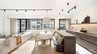 In een zijstraat van de Zeedijk in het Zoute en op enkele passen van de Kustlaan en het Driehoeksplein, bevindt zich dit luxueus gerenoveerd appartement met 2 slaapkamers.<br />Dit appartement werd zeer kwalitatief afgewerkt met warme materialen.<br />Het terras die grenst aan de slaapkamer biedt u een mooi zijdelings zeezicht.<br /><br />Indeling: inkom met vestiaire en apart toilet. Brede en lichtrijke woonkamer met gezellige eethoek en open, volledig ingerichte keuken.<br />Slaapkamer voor dubbel bed, voorzien van ingemaakte kasten en een ensuite douchekamer. Tweede, ruime slaapkamer, ook voorzien van ingemaakte kasten en een tweede ensuite douchekamer. Deze slaapkamer heeft een aangenaam terras met zijdelings zeezicht.<br /><br />In de residentie is er een gemeenschappelijke fietsenberging en een aparte kelder.<br />In het gebouw zijn er reeds heel wat investeringen gebeurd, zoals een nieuwe gevel, vernieuwde lift, nieuwe balustrades,...<br /><br />Er is mogelijkheid tot aankoop van een staanplaats in een gebouw op wandelafstand van het appartement.