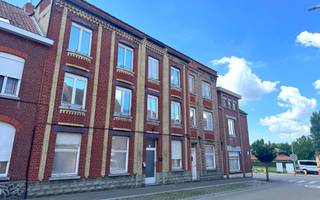 Dit gebouw gelegen op de hoek van de Leopoldstraat en de Vlamingenstraat biedt tal van opportuniteiten. 876 m² bewoonbare oppervlakte en op...