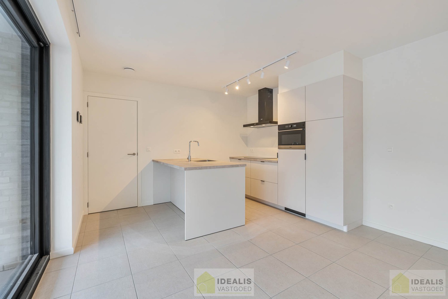 PRACHTIG INSTAPKLAAR NIEUWBOUWAPPARTEMENT MET AUTOSTAANPLAATS EN KELDERBERGING MIDDEN IN HARTJE LOMMEL, EEN AANGENAME LEEFRUIMTE MET OPEN KEUKEN EN AANSLUITEND AAN TERRAS, BERGRUIMTE, 2 SLAAPKAMERS EN RUIME BADKAMER. - foto 3