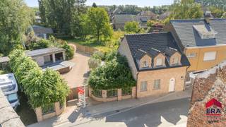 [[ DIT PAND NEEMT DEEL AAN DE ERA OPEN HUIZEN DAG OP 13/6 VAN 9:30 TOT 10:30 ]]
<p>Ben je op zoek naar een halfopen bebouwing op een ruim perceel met 3 slaapkamers, zwembad en een grote loods in Haaltert? Gevonden!</p>

<p>Deze veelzijdige eigendom combineert comfortabel wonen met uitzonderlijk veel ruimte op een perceel van meer dan 10 are. Rustig gelegen, maar toch vlak bij het centrum van Haaltert en Aalst, geniet je hier van een aangename woonomgeving met een uitstekende bereikbaarheid. Extra troeven zijn het gunstige EPC-label B dankzij de 31 m² zonnepanelen en het aanwezige hoogrendementsglas. Bovendien beschikt de woning over een asbestveilig attest. Het poolhouse met overdekt terras en zwembad maken het plaatje compleet voor wie graag in alle rust van het buitenleven geniet.</p>

<p>De absolute blikvanger bevindt zich achteraan het perceel: een recente loods uit 2012 van ongeveer 210 m², aangevuld met een aparte ruimte van 57 m² en een bureauruimte van 9 m². Dankzij de sectionale poort, afzonderlijke zij-ingang en ruime parkeermogelijkheden zijn deze ruimtes ideaal als opslagplaats, atelier, werkplaats, garage, showroom of praktijkruimte. Hierdoor is deze eigendom bijzonder interessant voor zelfstandigen, ondernemers en hobbyisten die wonen en werken willen combineren.</p>

<p>Op het gelijkvloers kom je binnen via de inkomhal met gastentoilet. De lichtrijke woonkamer met eetplaats sluit aan op de volledig ingerichte keuken. Verder zijn er een praktische berging en wasruimte aanwezig. Vanuit de keuken en berging heb je rechtstreeks toegang tot het terras, de tuin en het zwembad. Op de verdieping bevinden zich drie volwaardige slaapkamers, een dressing en een ruime badkamer met ligbad, douche en dubbele lavabo. Daarnaast is er een apart toilet. De zolderverdieping biedt extra bergruimte.</p>

<p>Ben je op zoek naar een eigendom die wonen, werken en ontspannen perfect combineert? Contacteer ons dan snel voor een bezoek!</p>